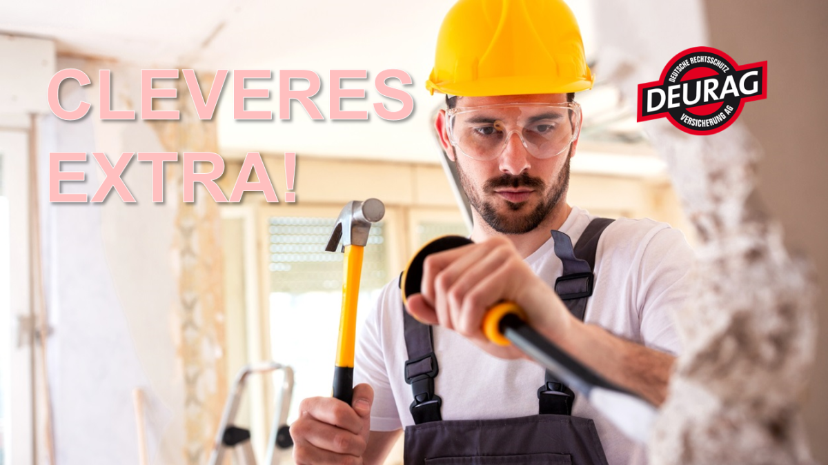 Handwerker mit Schutzhelm entfernt Teile einer Wand.