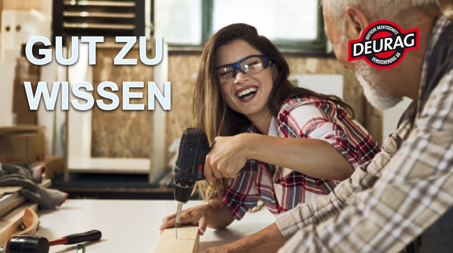 Beratungs-Rechtsschutz zur Unternehmensnachfolge Vater und Tochter stehen in einer Werkstatt. Der Vater hält ein Stück Holz, während die Tochter mit einer Bohrmaschine einen Nagel in das Holz bohrt.