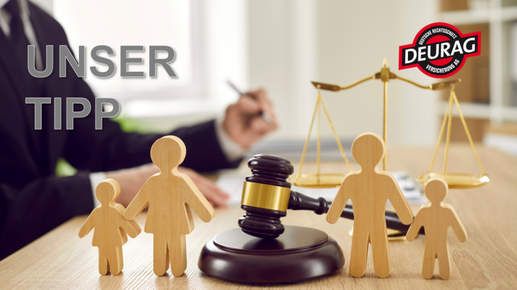 Eine Person sitzt im Hintergrund mit einem Stift in der Hand, neben ihr steht eine Justitia-Waage. Im Vordergrund sind vier Holzmännchen: zwei Kinder, eine Mutter und ein Vater. In der Mitte der Holzfiguren liegt ein Gerichtshammer.