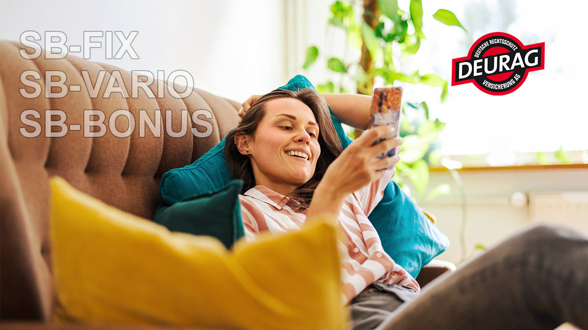 Frau sitzt mit Handy auf der Couch. Links oben sind in Großbuchstaben untereinander die Begriffe SB-FIX, SB-VARIO, SB-BONUS zu sehen. Rechts oben im Bild befindet sich das DEURAG-Logo.