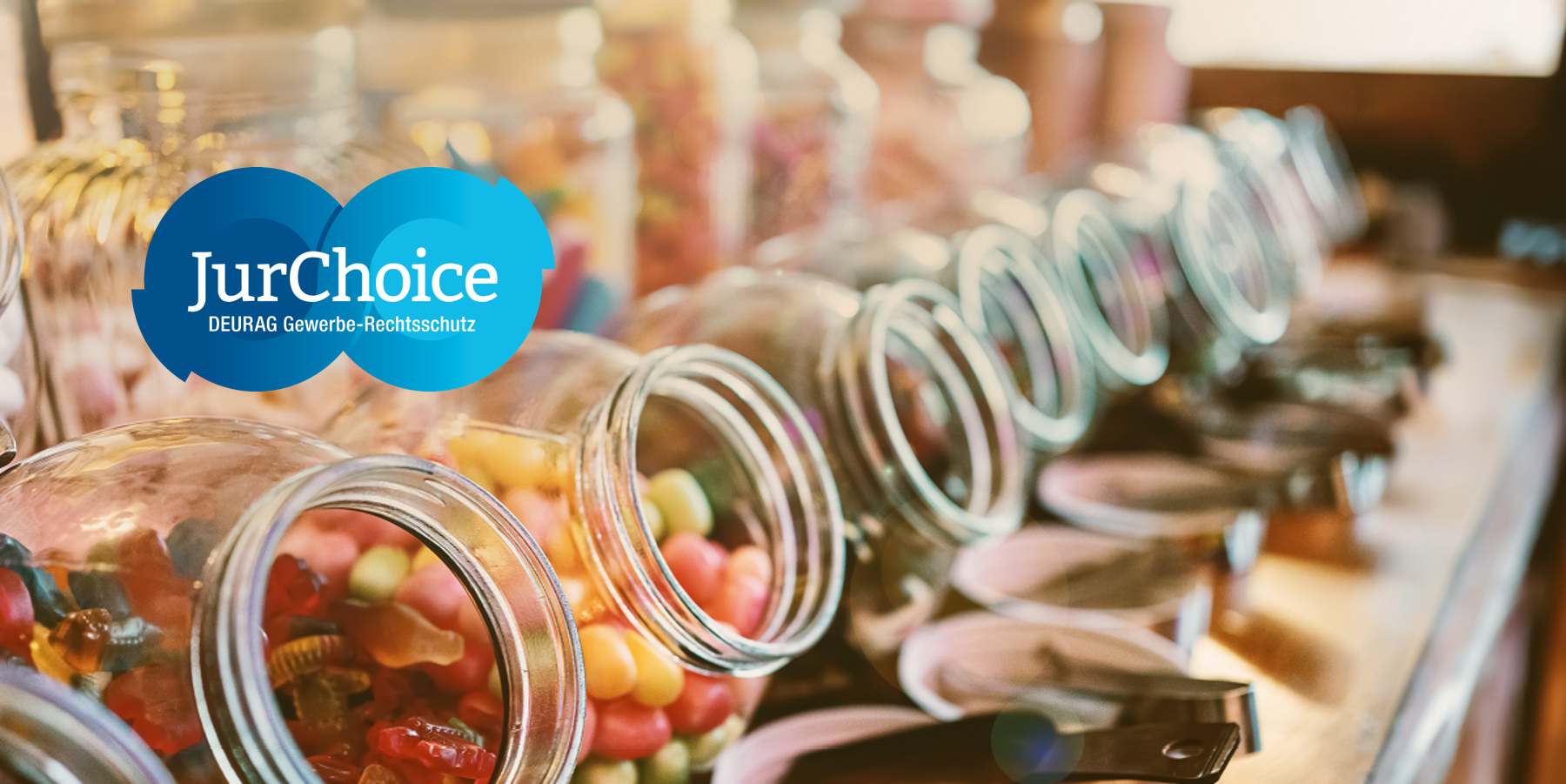 Gläser mit verschiedenen bunten Süßigkeiten stehen auf einem Tisch